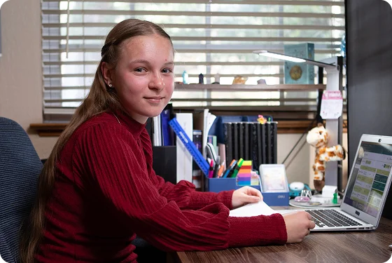 Una estudiante trabajando con su ordenador portátil