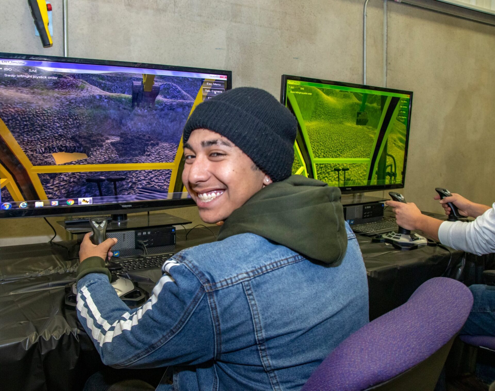 Niño aprendiendo con el ordenador sobre excavadoras