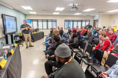 estudiantes aprendiendo en el engineer event