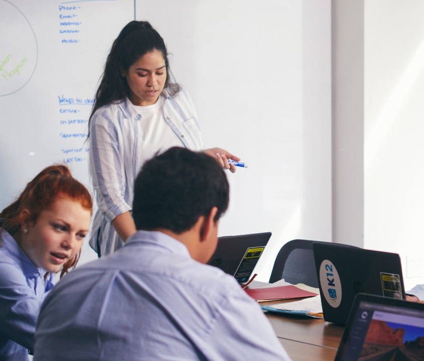 personas que trabajan en la oficina