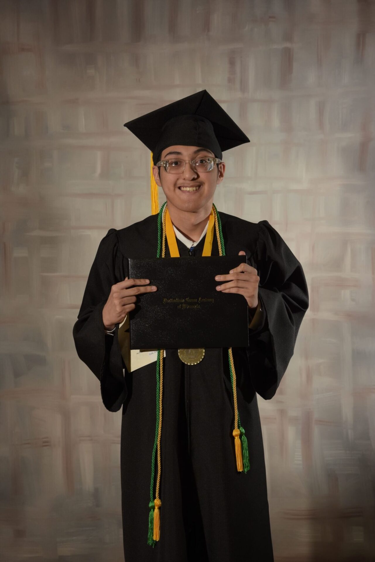 Estudiante graduado mostrando el diploma