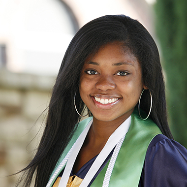 Estudiante graduado que sonríe