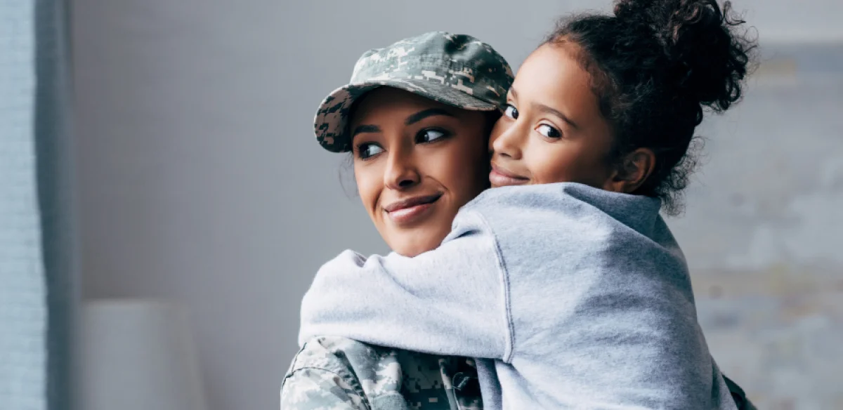 Una madre militar abraza a su hija