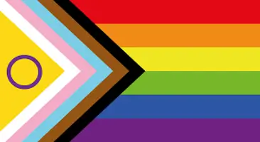 Bandera del Orgullo Progresista con rayas arco iris para el orgullo LGBTQ+, con chevron que incluye blanco, rosa, azul, marrón, negro y un triángulo amarillo con un círculo morado.